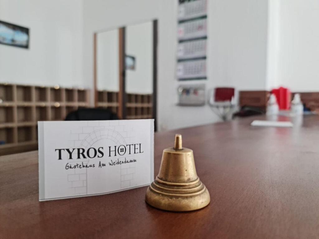 Tyros Hotel Und Gastehaus Am Weidendamm Hannover Esterno foto